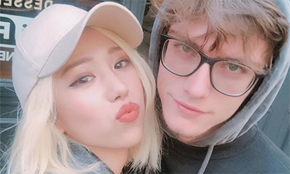 Fan được dịp 'đẩy thuyền' khi Min tung ảnh tình tứ bên mẫu Tây điển trai kỉ niệm 1 năm ra mắt MV