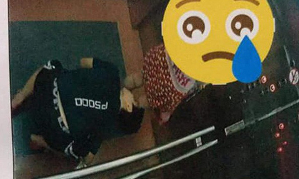 Người quỳ xuống sàn thang máy nhìn váy phụ nữ là thiếu niên 16 tuổi