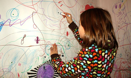 Vết bẩn trên tường nhà do con trẻ vẽ bậy sẽ bị 'đánh bật' bởi chùm mẹo vặt dưới đây