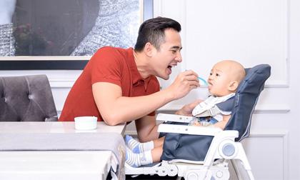 Bà xã đi vắng, Lương Thế Thành đảm đang một mình vừa trông con trai, vừa làm việc nhà