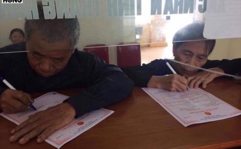 Đôi vợ chồng 70 tuổi đi đăng ký kết hôn: 'Bà ấy thấy tôi còn đẹp trai quá nên sợ mấy cô xinh hốt mất'