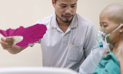 Người mẹ ung thư đã mê man, chỉ mong được gặp con một lần