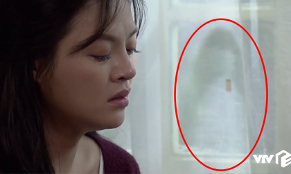 Chi tiết bí ẩn rợn người của Về Nhà Đi Con tập 32: Cái gì đang hiện lên trên tấm rèm cửa nhà Huệ?