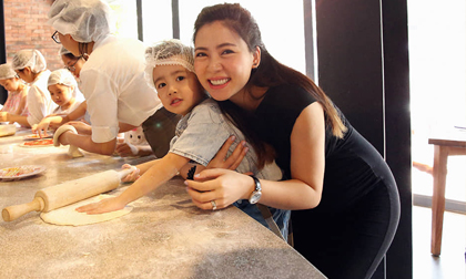 Nữ ca sĩ từng bị chém gần đứt rời chân chia sẻ xúc động về cậu con trai bị tự kỷ