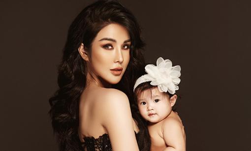 Diệp Lâm Anh khoe vóc dáng nuột nà, thần thái sang chảnh bên cạnh con gái đầu lòng