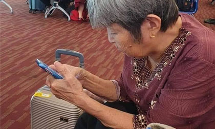 Nể phục cụ bà 76 tuổi lén con cháu, tự đặt vé máy bay đi du lịch nước ngoài một mình