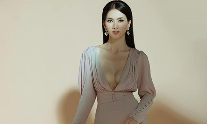 U40 Anh Thư gợi cảm với đầm cắt xẻ, khoe vòng một hờ hững