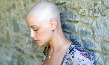 Bị ung thư vú nên phải hóa trị rụng hết tóc, còn ốm yếu không đi làm được, người phụ nữ rụng rời chân tay khi nghe tin... bác sĩ nhầm