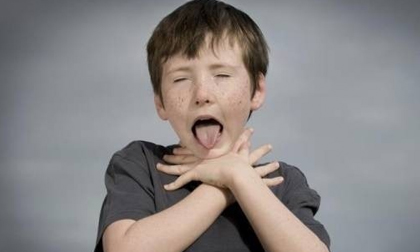 Dùng tỏi chữa hóc xương cá cho bé theo cách này, cha mẹ cẩn thận có ngày mất con