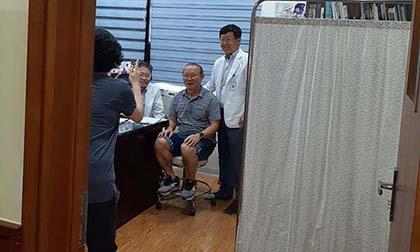 HLV Park Hang-seo phải vào viện kiểm tra sức khoẻ nhưng vẫn 'ghi điểm' chỉ nhờ hành động nhỏ này