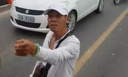 Thanh niên cầm hung khí chặn đầu, đòi 'xử' tài xế xe buýt trên cầu Chương Dương