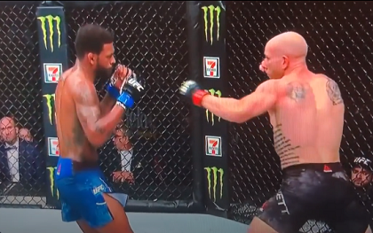 Võ sĩ người Mỹ tung cú trời giáng, đối thủ răng rơi lả tả