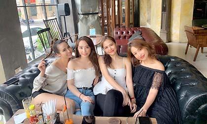 Hội bạn thân Vân Hugo, Quỳnh Nga, Huyền Lizzie, Phanh Lee vẫn lung linh trong một khung hình dù đã chạm mốc 30