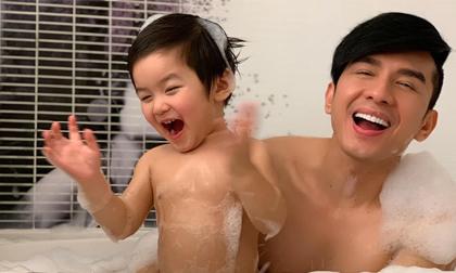 Đan Trường chụp cùng con trai trong phòng tắm, fan tấm tắc khen: Gen trội giống ba đẹp quá 