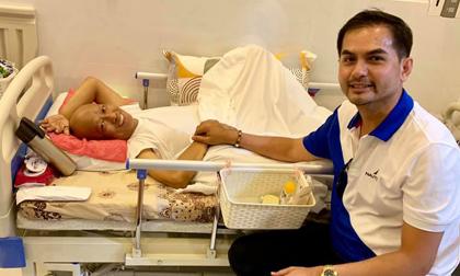 Diễn viên Đức Tiến trao tận tay hơn 145 triệu đồng giúp đỡ nghệ sĩ Saxophone Xuân Hiếu chữa trị bệnh ung thư