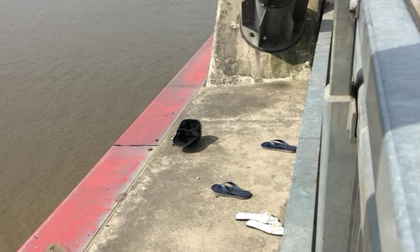 Hà Nội: Nghi vấn nam thanh niên cãi nhau với người yêu rồi nhảy cầu Nhật Tân tự tử, cô gái ngất lịm tại hiện trường