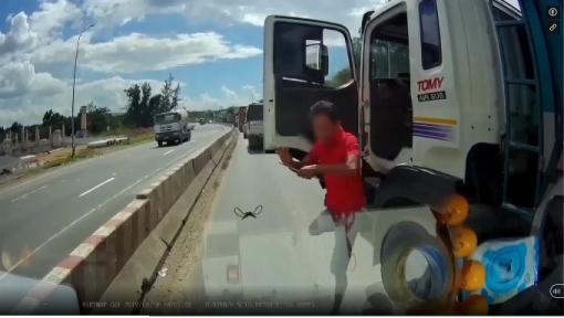 Mâu thuẫn khi tham gia giao thông, tài xế xe ben cầm cờ lê đập vỡ kính ô tô tải