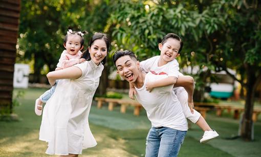 Chúc mừng sinh nhật ông xã thật ngọt ngào, Khánh Thi vô tình tiết lộ điều trùng hợp thú vị của chồng và hai con