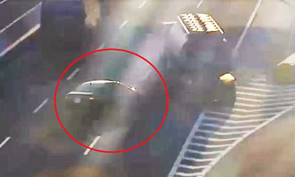 Đứng tim cảnh xe bồn chở xăng đánh lái tránh xe con đi lùi trên cao tốc