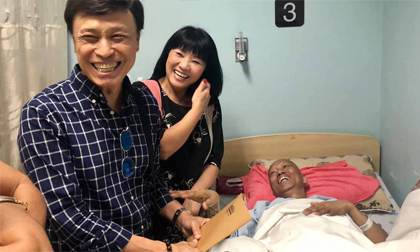 Vợ chồng Cẩm Vân - Khắc Triệu mang 500 triệu vào bệnh viện trao cho nhạc sĩ Xuân Hiếu đang chữa ung thư