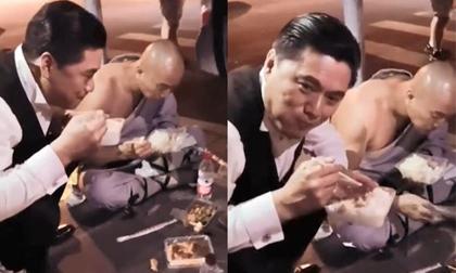 Giàu có bậc nhất Hong Kong nhưng Châu Nhuận Phát lại ngồi ăn cơm hộp bên lề đường