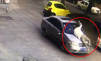 Bắt gặp vợ đi cùng nhân tình, chồng nhảy lên ô tô đánh ghen náo loạn cả đường phố