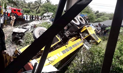 2 ô tô rơi khỏi cầu sau va chạm khủng khiếp, 5 người thương vong