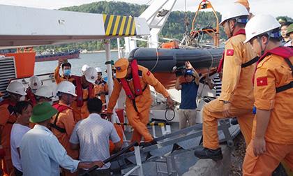 Vụ chìm tàu cá khiến 10 người chết và mất tích: 2 thuyền viên cùng 1 thi thể được đưa vào bờ