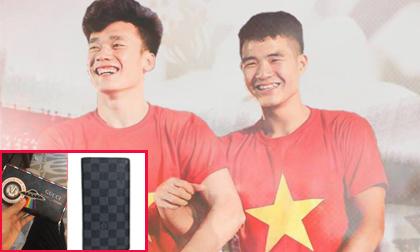 Vận đen song hành, thủ môn Bùi Tiến Dũng vừa mắng Hà Đức Chinh vì để mất ví, sau đó cũng gặp xui xẻo tương tự 
