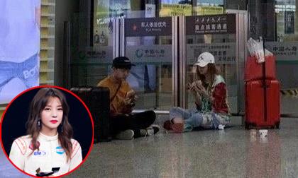 Xuất hiện hình ảnh Triệu Vy ngồi đất, vô tư ăn uống tại trạm cao tốc đến mức bị ví là người hành khất lưu lạc