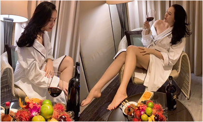 'Gái 2 con' Ngọc Thạch nhanh chóng lấy lại sắc vóc sau sinh, tạo dáng gợi cảm cùng đồ ngủ