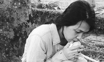 Ăn diện 'quê mùa', Đinh Y Nhung bị bảo vệ xua đuổi, không cho vào cửa hàng mô tô