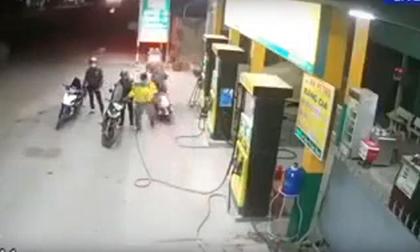 Vờ đỗ xe mua xăng, tên cướp manh động giật phăng xấp tiền trên tay nhân viên