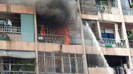 NÓNG: Cháy lớn ở chung cư sát bệnh viện Chấn thương Chỉnh hình, nhiều người mắc kẹt bên trong