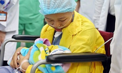 Sau bao ngày mong đợi, mẹ ung thư giai đoạn cuối hạnh phúc đón con trai Bình An xuất viện