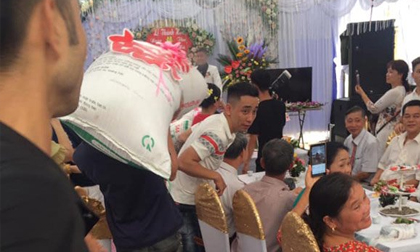 Quan khách tròn mắt với món quà cưới có 1-0-2 được hàng chục thanh niên trai tráng vác vào hôn trường