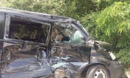 Đoàn xe của Tổng thống Ukraine đâm nhau với xe buýt 