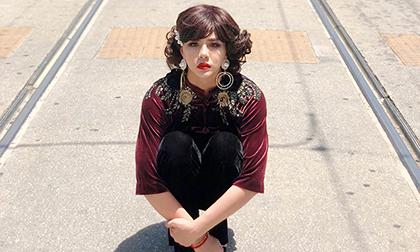 'Bà 5 Bống' Duy Khánh 'lầy lội' trên đường phố Mỹ