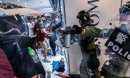 Cảnh sát Hong Kong đụng độ dữ dội với nhóm biểu tình tại trung tâm thương mại 