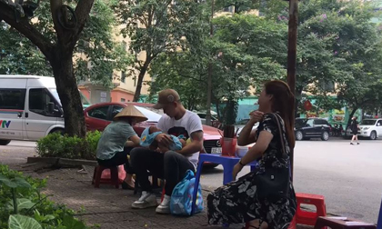 Về nhà đi con: Lộ clip Dũng nhận là bố cu Bon, ân cần chăm sóc hai mẹ con Thư