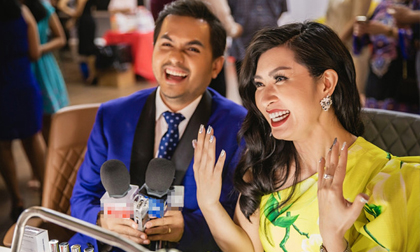 Ca sĩ hải ngoại Nguyễn Hồng Nhung xòe tay khoe nhẫn kim cương triệu đô