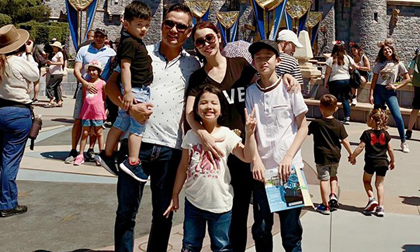 Hoa hậu Jennifer Phạm cùng chồng con du lịch Mỹ, khám phá Disneyland