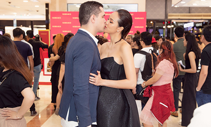 MC Phương Mai được chồng Tây khâu váy, hôn nhau đắm đuối trước truyền thông và quan khách