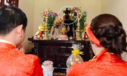 Anh thợ chụp ảnh cưới có tâm nhất quả đất, núp cả sau bàn thờ để 'tác nghiệp' khiến dân mạng cười té ghế