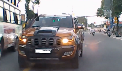 Xe bán tải 'hổ báo' đi ẩu, tài xế nhận cái kết đắng vì gặp đối thủ 'cứng'