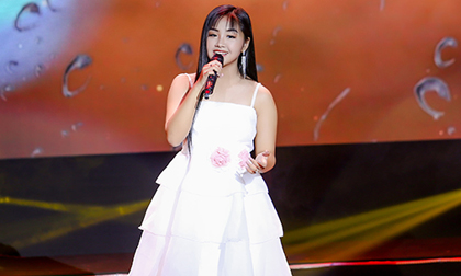 Cô bé Hà Nội 13 tuổi 'gây sốt' khi hát Bolero cực đỉnh, kênh youtube cá nhân đạt 11 triệu views