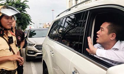 Bị CSGT yêu cầu xuống làm việc, chủ xe ôm tiền cố thủ trên Mercedes GLS giá 5 tỷ