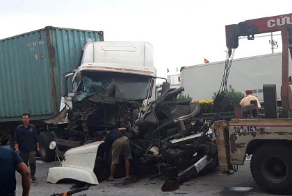 Xảy ra tai nạn kinh hoàng ngay chỗ xe tải lật chết người ở Hải Dương