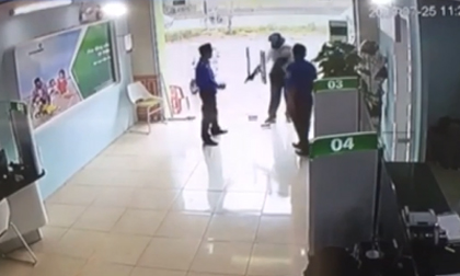 Video: Cướp rút súng bắn bảo vệ Vietcombank Nghi Sơn