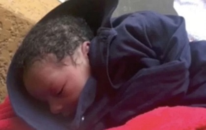 Sợ chồng giết, bà mẹ trẻ bỏ con mới sinh trước cửa nhà hàng xóm